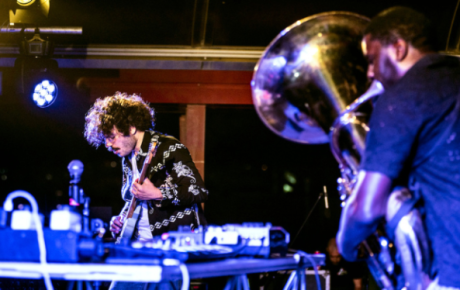 Theon Cross chiude la prima giornata del Pomigliano Jazz alla stazione della Circumvesuviana di Pomigliano d’Arco